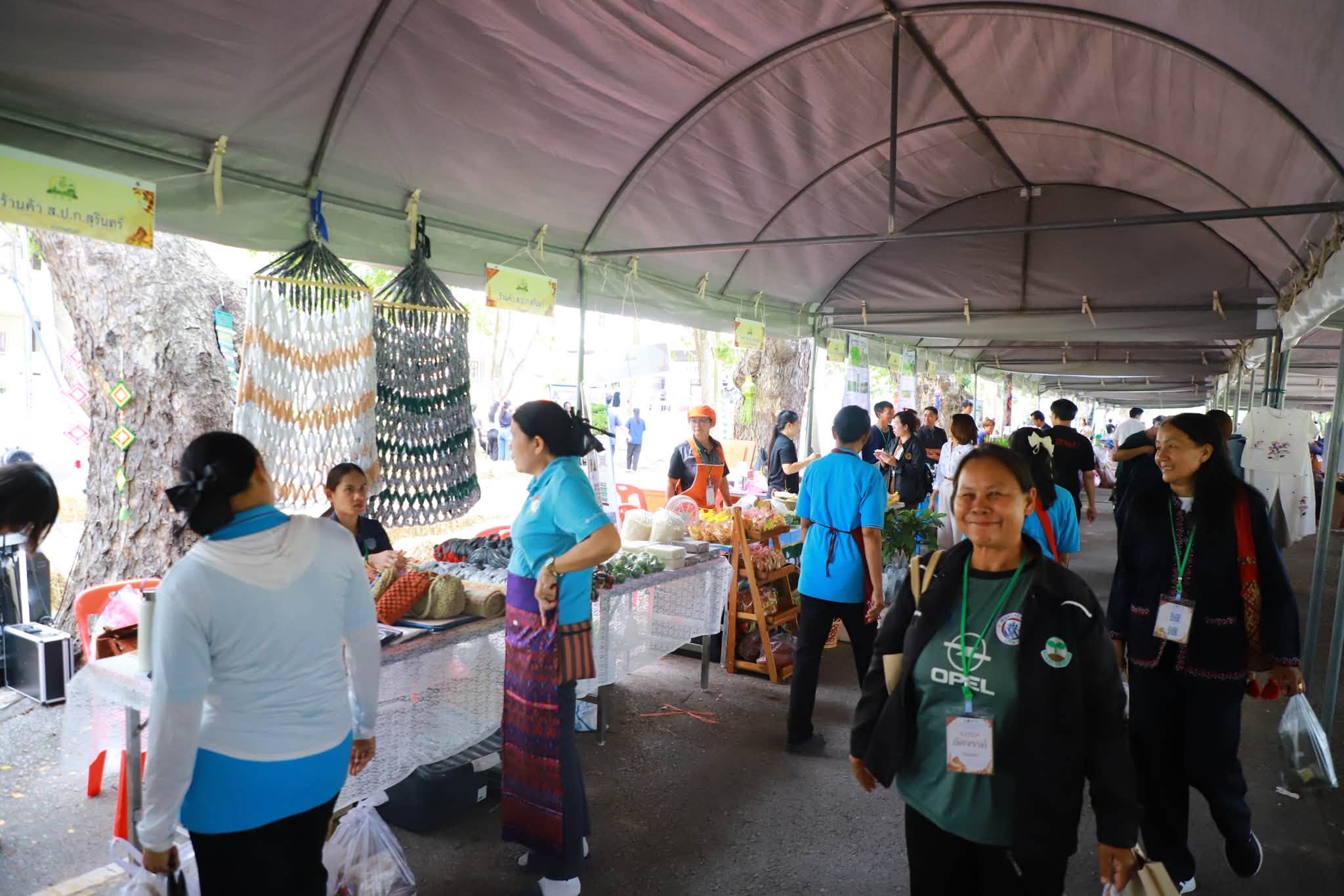 title - รองเลขาธิการ ส.ป.ก. ลุยเยี่ยมร้านค้า พร้อมร่วมเสวนา ดันเกษตรกรในเขตปฏิรูปที่ดินสู่ “เกษตรกรรมยั่งยืน”
